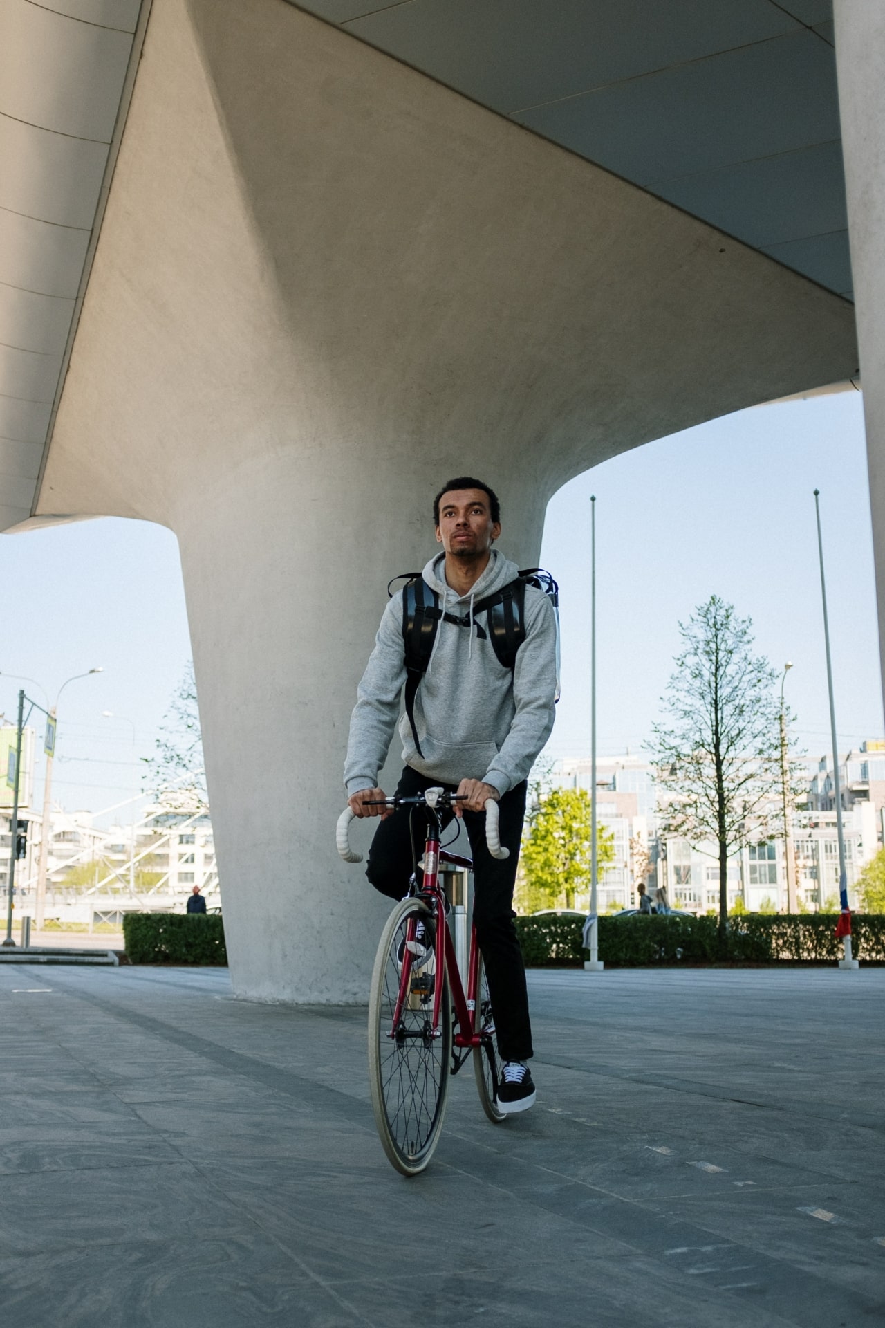 Exemple de texte alternatif sur une image accessible d'un homme à vélo en milieu urbain.