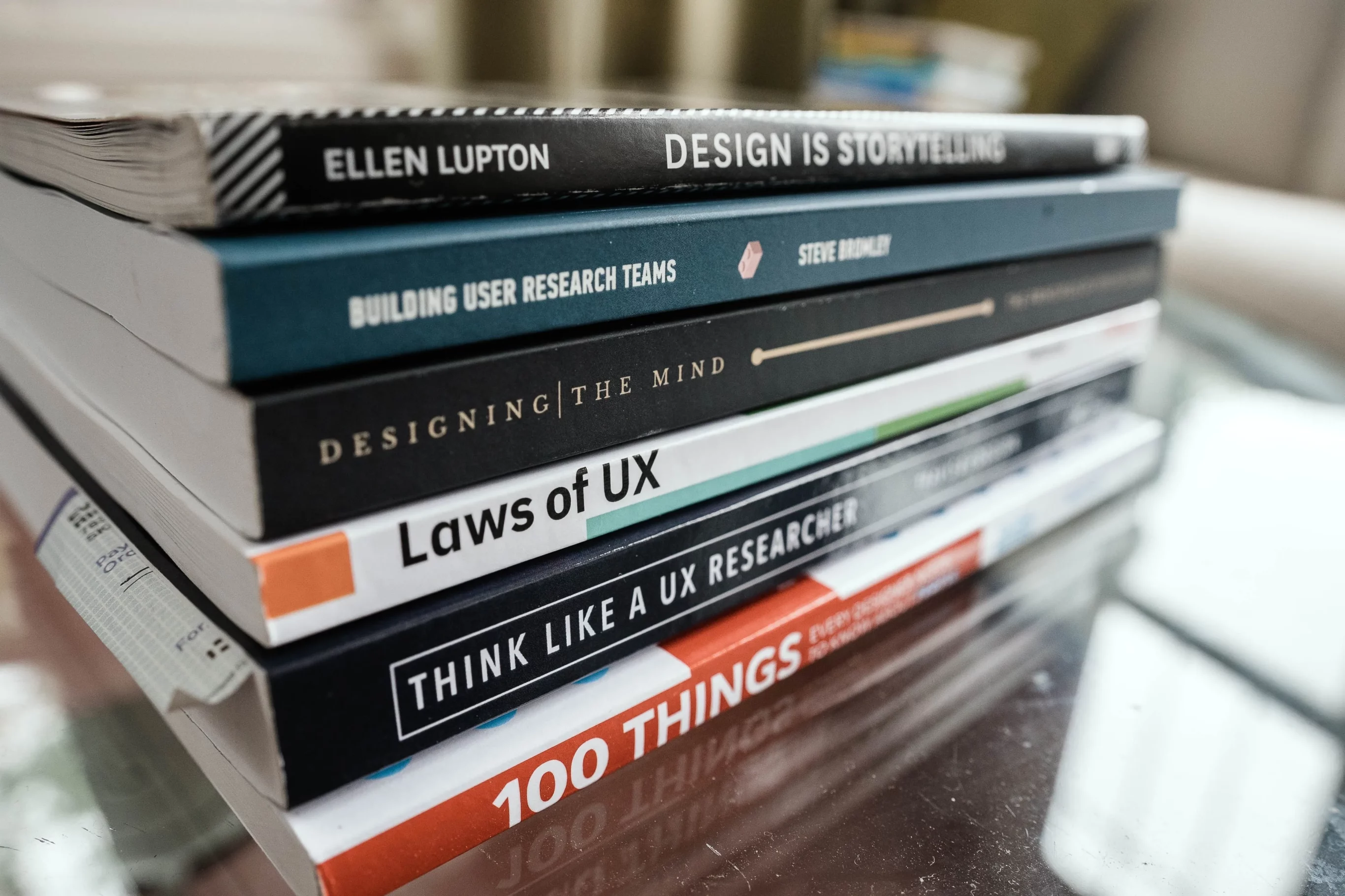 livres empilés sur le design UX